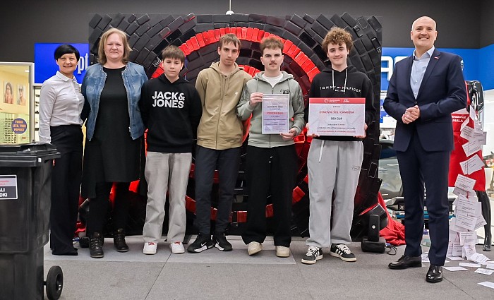 35 let poslovanja podjetja zaznamovali mladi in odgovorno ravnanje s telefoni